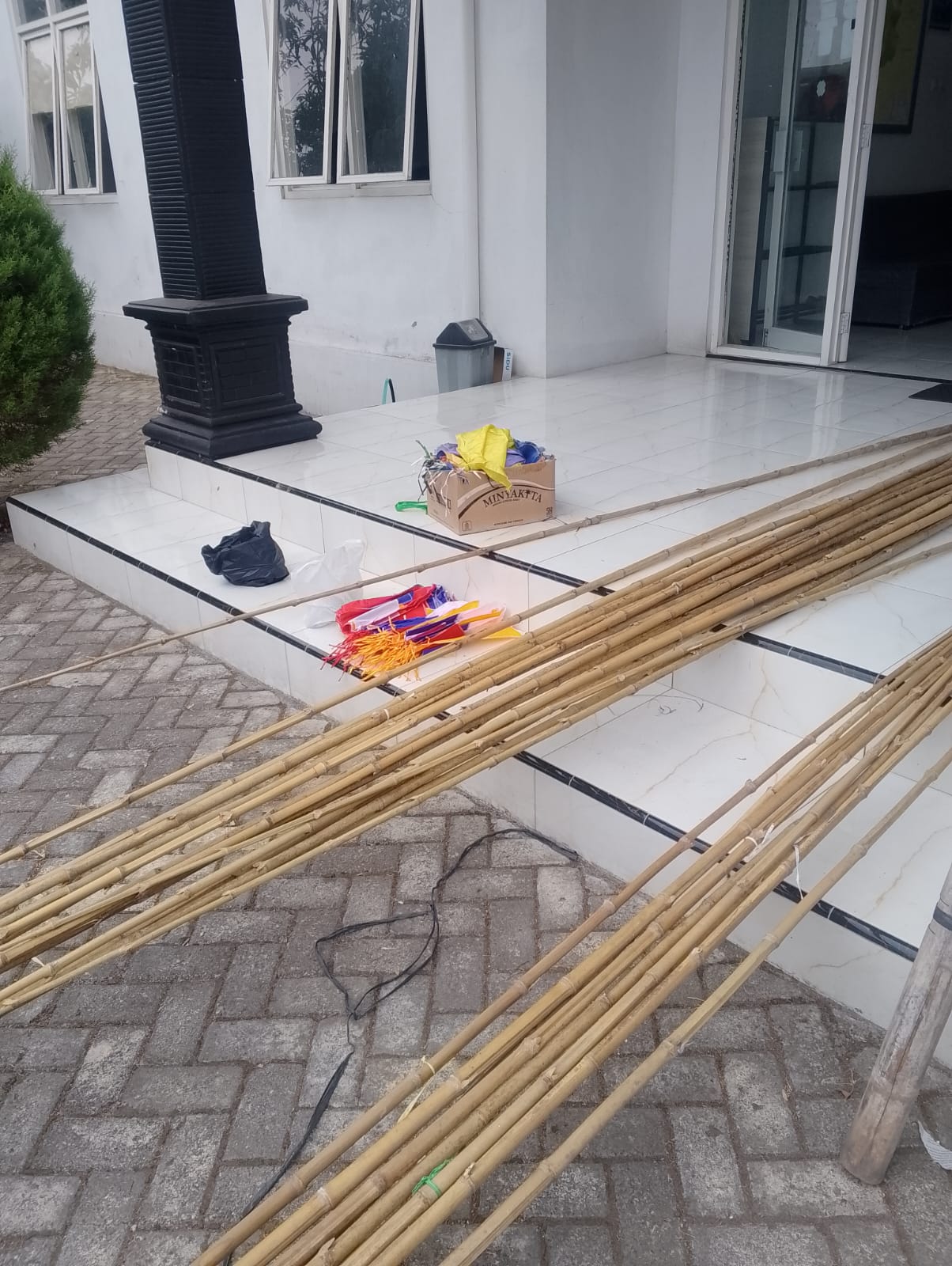 Perangkat Desa Laksanakan Pemasangan Bendera Merah Putih Sambut Bulan Kemerdekaan