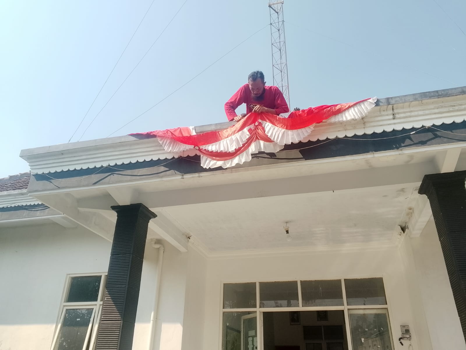 Perangkat Desa Danupayan Lanjutkan Pemasangan Bendera Jelang Bulan Kemerdekaan